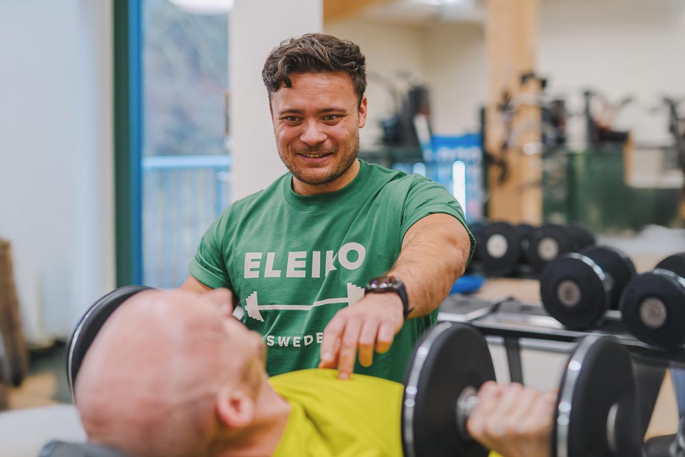 PT som visar bänkpress