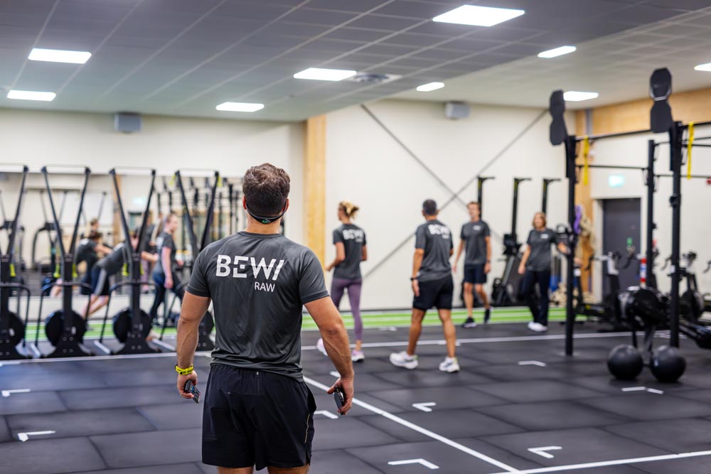 Tränare med en grupp människor under ett gruppass