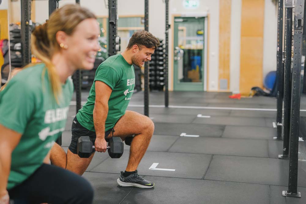 Bulgarian split squats på ett gym