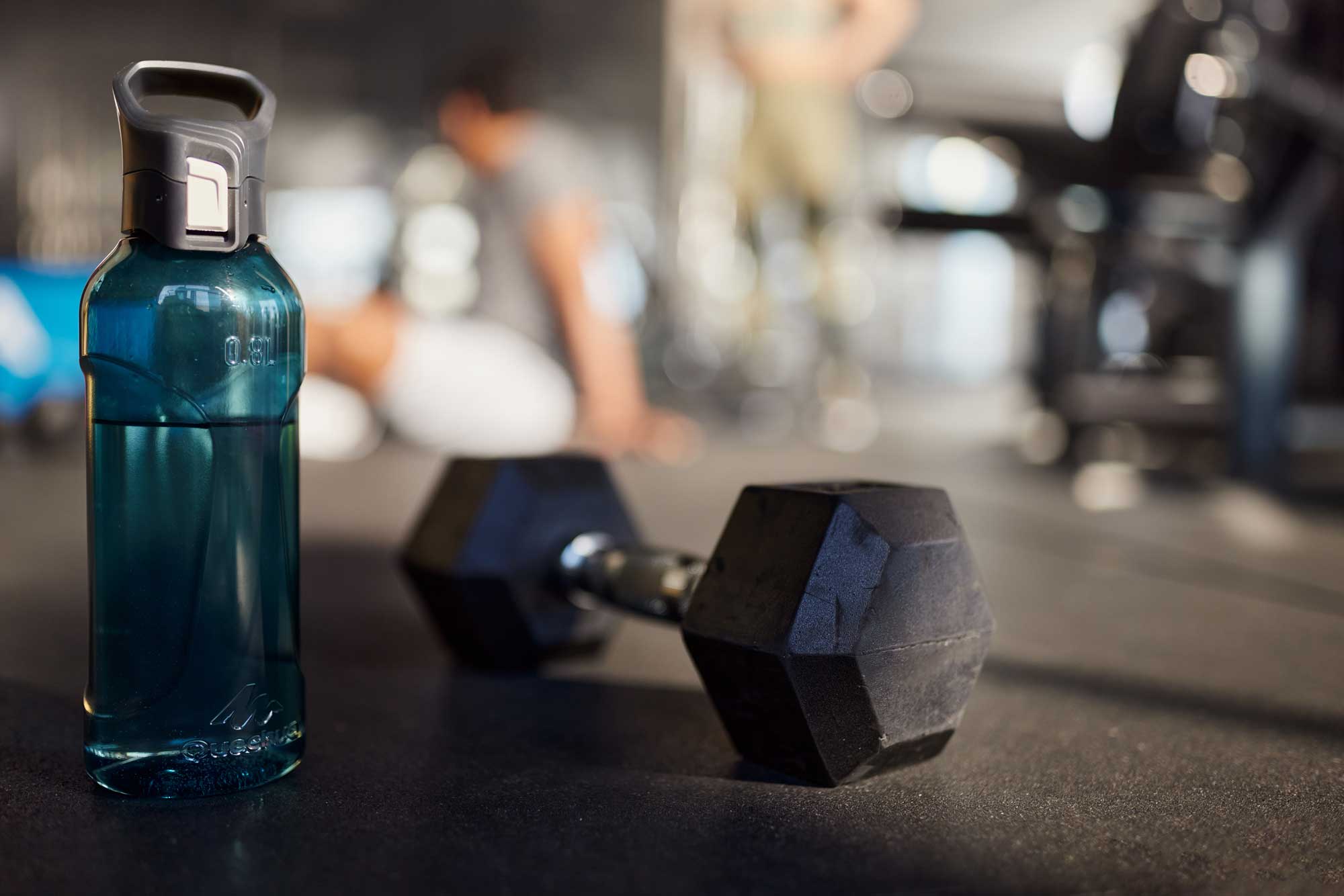 En dumbell och en vattenflaska