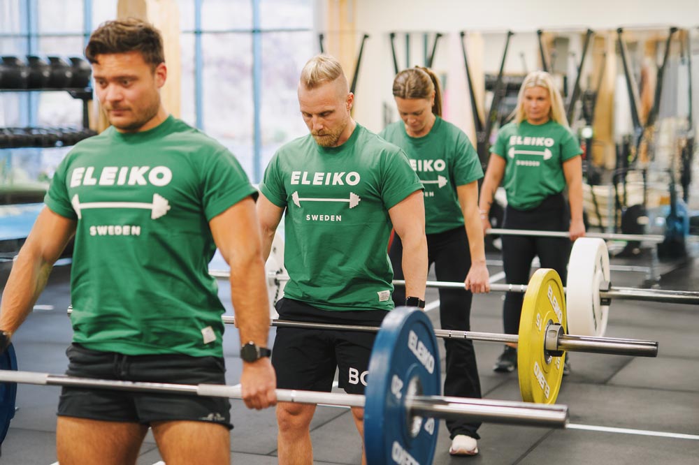 Grupp som gör marklyft