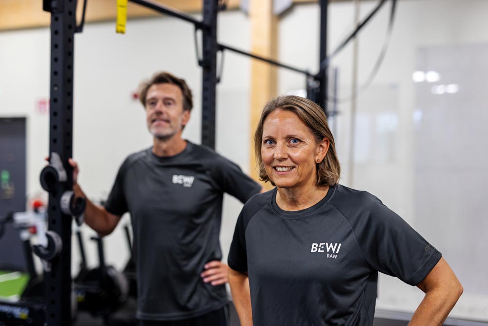 Två personer under ett gruppass som ler mot kameran